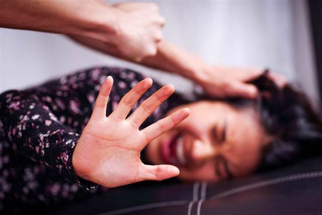 女友夜店狂歡一夜情  ，他咬脖掐胸罵「做愛可以找我」硬上2次。(達志影像)