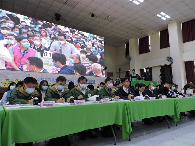 经济部长王美花与高雄市长陈其迈及市府团队出席。（洪靖宜摄）