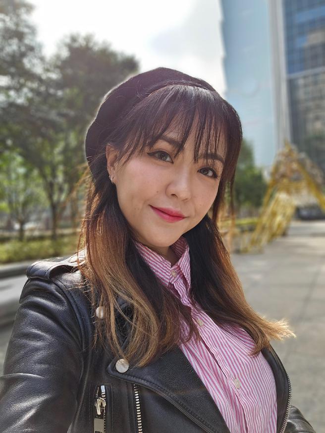 Galaxy S23 Ultra在逆光自拍时不仅不会过曝，人像模式的边缘雾化也相当自然。（石欣蒨摄）