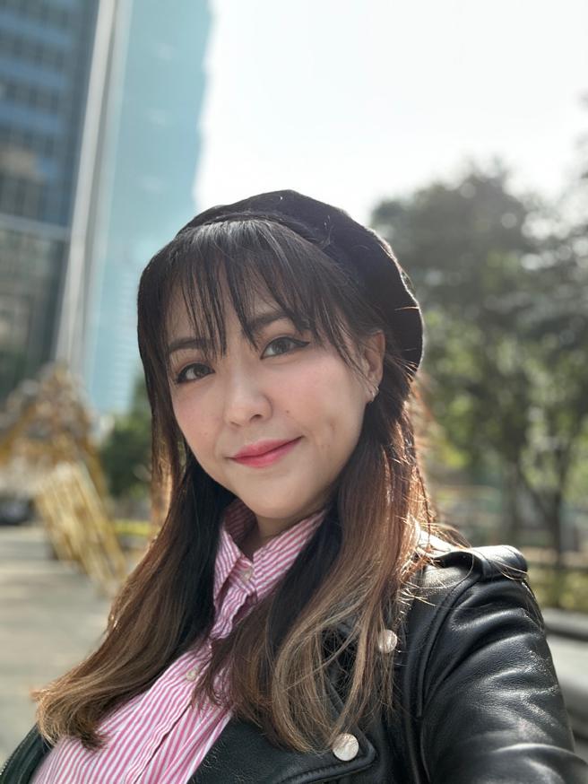 iPhone 14 Pro Max在逆光自拍时容易过曝，但人脸就有自动美肌与调色的效果。（石欣蒨摄）