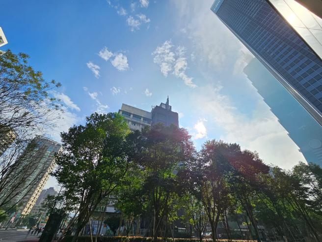 Galaxy S23 Ultra在逆光拍摄上表现出不过曝的优势，更保留了天空与周遭暗处的细节。（石欣蒨摄）