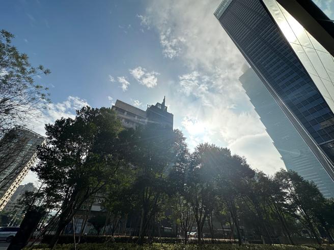 iPhone 14 Pro Max逆光拍摄上成像自然，太阳光线处理得相当漂亮，但暗处细节就未能兼顾。（石欣蒨摄）