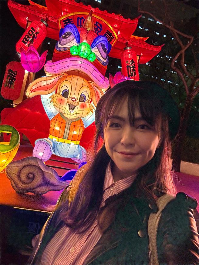 iPhone 14 Pro Max夜间自拍下，人与灯饰都能拍出适合的亮度与顏色。（石欣蒨摄）