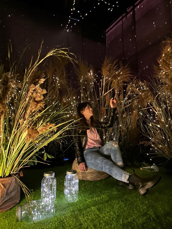 iPhone 14 Pro Max在极黑环境下能拍出氛围感，成像也偏自然风格的感觉与色调。（石欣蒨摄）