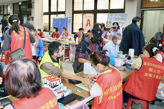 今年度的「行动医院-全民健检」活动从台南市安南区溪心里活动中心出发，吸引大批市民前往检健。（市府提供／洪荣志台南传真）