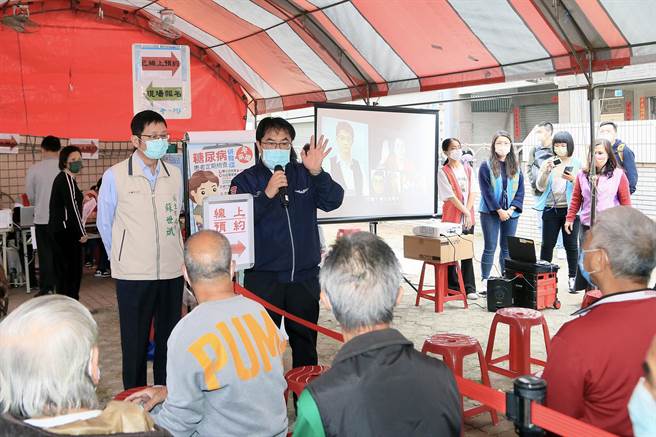 台南市长黄伟哲前往溪心里活动中心「行动医院-全民健检」活动现场关心市民的健康。（市府提供／洪荣志台南传真）