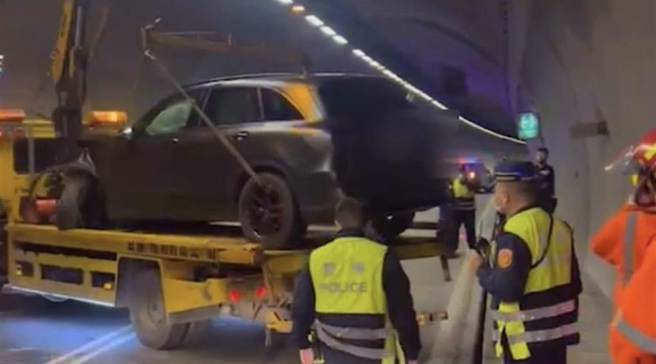 李男酒后开车却因爆胎临停在观音山隧道内，不慎遭后方汽车追撞，意外揭露他酒驾。（警方提供）