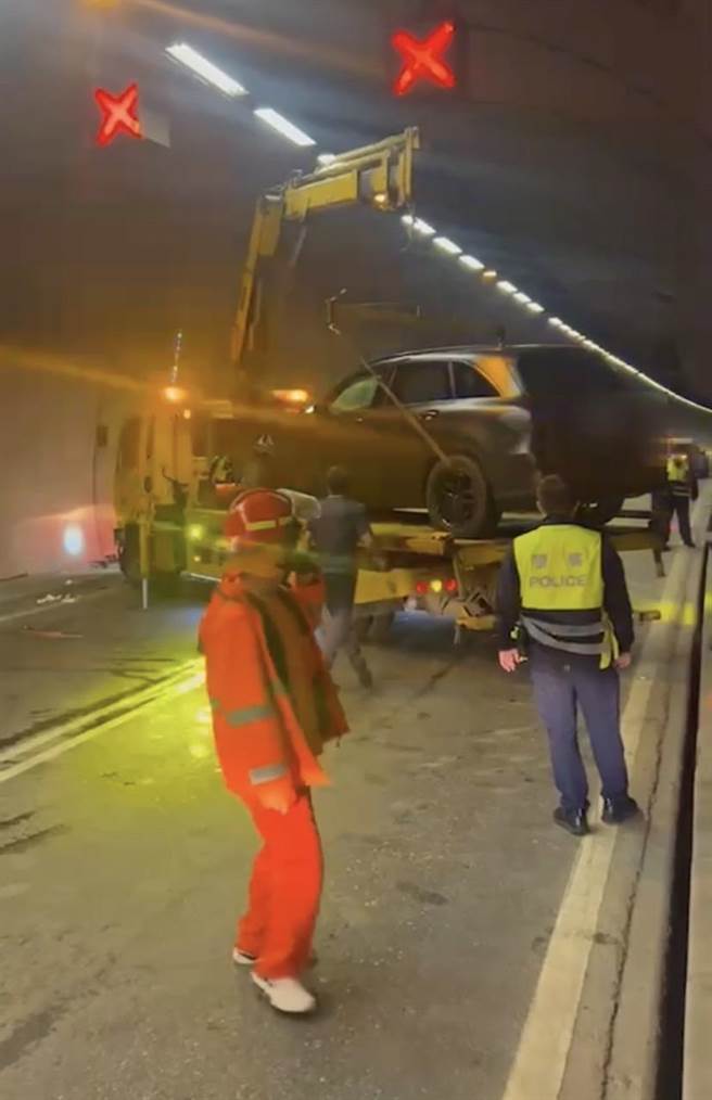 李男酒后开车却因爆胎临停在观音山隧道内，不慎遭后方汽车追撞，意外揭露他酒驾。（警方提供）