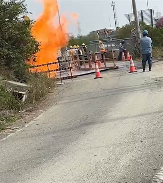 斗南镇大业路交流道下方的中油天然气管线今天上午11点疑似施工不慎挖破冒出烈焰。（民眾提供）
