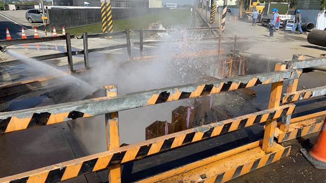 云林县消防局指出，10点55分获报斗破裂冒出火烟，派遣斗南11、61、91车人员6人前往抢救。（云林县消防局提供）