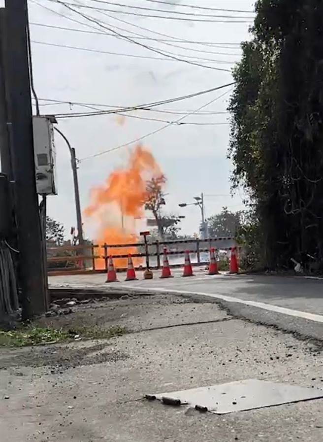 烈焰高达数公尺，场面惊险。（民眾提供）