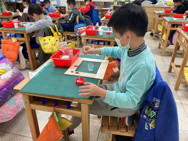 兴仁国小学生以种子创作相框。（新北市教育局提供）