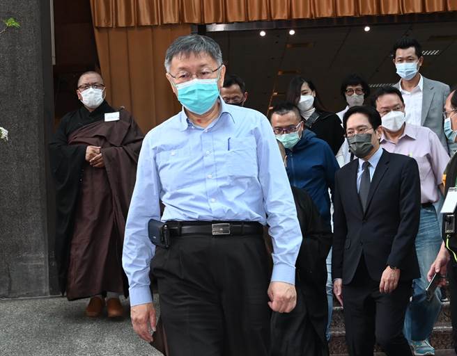 民眾党主席柯文哲（前）11日到佛光山悼念星云大师。（林瑞益摄）