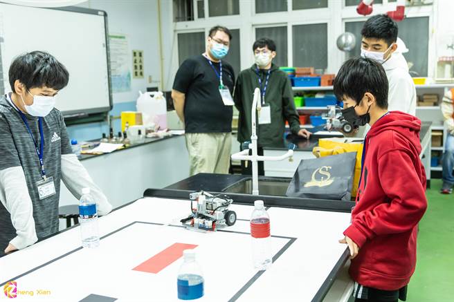 苗栗县君毅中学11日举办第10届全国机器人创意闯关比赛。（君毅中学提供／谢明俊苗栗传真）