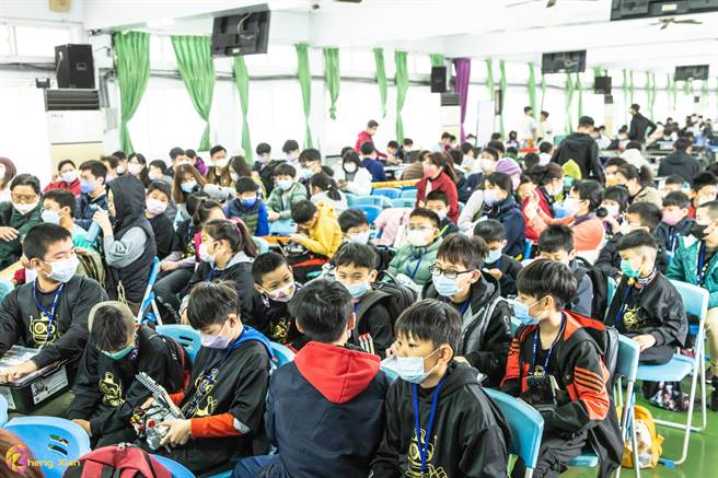 苗栗县君毅中学11日举办第10届全国机器人创意闯关比赛。（君毅中学提供／谢明俊苗栗传真）