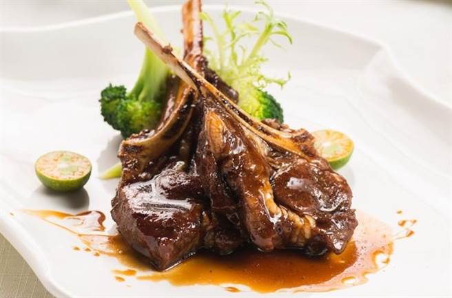 「金致情人餐」包括鸡尾酒、开胃菜、汤品、双主菜等8道佳肴，此为主菜「法式极汁小羊排」。(青青食尚花园会馆提供)