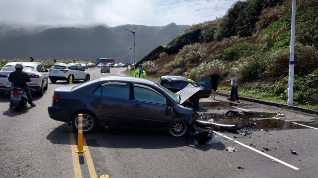 基隆滨海公路严重车祸！轿车跨双黄线「迴转」遭撞，酿1死4伤。(叶庭欣/翻摄)