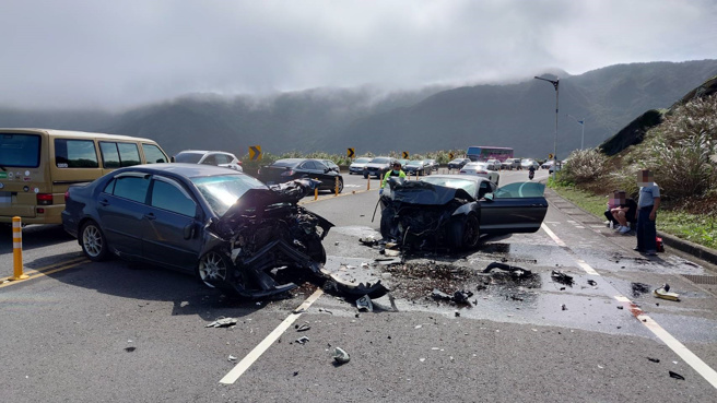 基隆滨海公路严重车祸！轿车跨双黄线「迴转」遭撞，酿1死4伤。(叶庭欣/翻摄)