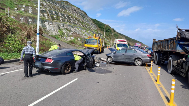 基隆滨海公路严重车祸！轿车跨双黄线「迴转」遭撞，酿1死4伤。(叶庭欣/翻摄)