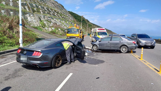 基隆滨海公路严重车祸！轿车跨双黄线「迴转」遭撞，酿1死4伤。(叶庭欣/翻摄)