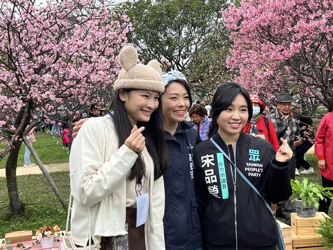 新竹市长高虹安（中）11日表示，市府不会参与干涉议会党团运作，也盼未来府会关系、沟通更加顺畅。（王惠慧摄）