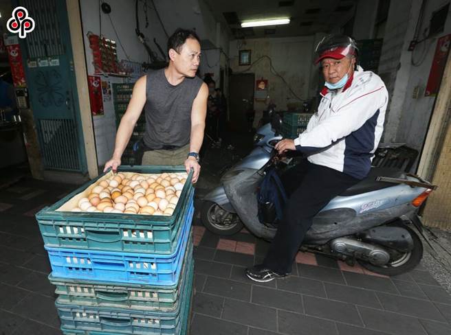 近日部分民眾发现去杂货店不易购买到足额的散装鸡蛋，农委会主委陈吉仲近日提及将在超市设置平价蛋专区。（报系资料照）