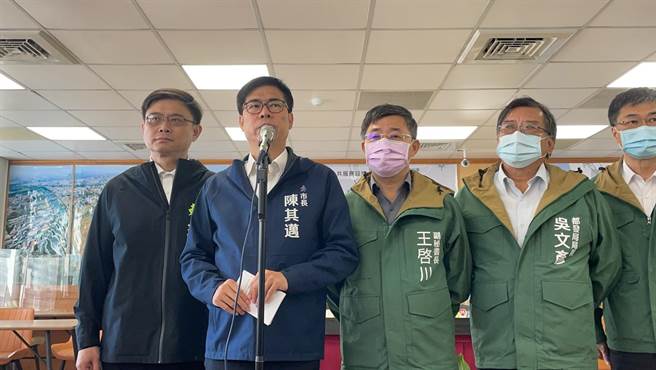 高雄市长陈其迈（左二）。（洪靖宜摄）