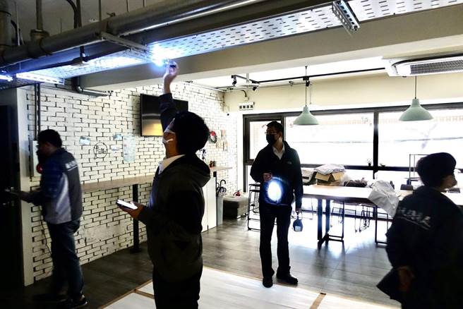 有些非法旅宿裁处后仍持续经营，图为观传局近期邀集相关机关现场复查情形。（北市观传局提供／张芷瑜台北传真）