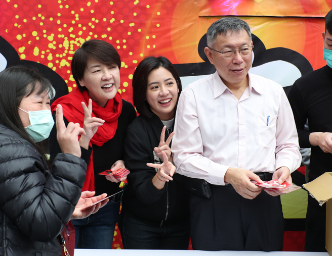 图为前台北市长柯文哲（右）23日大年初二赴关渡宫参拜，在前副市长黄珊珊（左起）及台北市议员黄瀞莹陪同下，发放发财金。（资料照,郑任南摄）