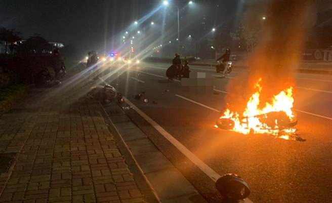 高雄市2月10日深夜在桥头区成功南路与桥南五路口发生机车车祸引起的火烧车事故，导致双方受伤送医。（翻摄照片／林瑞益高雄传真）
