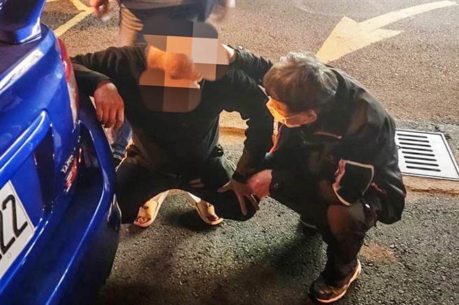 新竹县警方在苗栗竹南逮获涉枪击案的王男。（新湖分局提供／罗浚滨新竹传真）