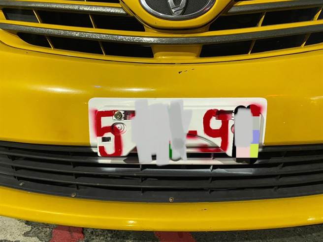 吳姓駕駛竟自己用噴漆噴車牌。（翻攝照片／高雄洪靖宜傳真）