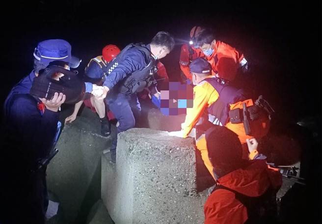 台南市警、消及海巡人员在南区亲水公园海边，抢救卡在消波块上载浮载沈的林姓男子。（读者提供／洪荣志台南传真）