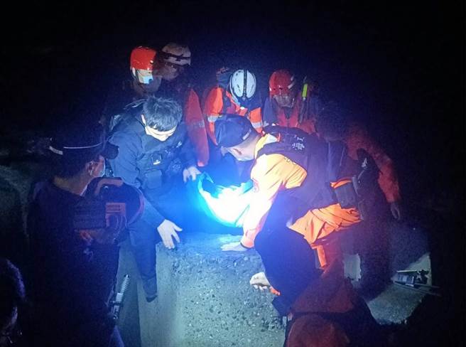 台南市警、消及海巡人员在南区亲水公园海边，抢救卡在消波块上载浮载沈的林姓男子。（读者提供／洪荣志台南传真）