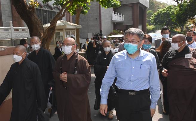 民眾党主席柯文哲（前右）11日到佛光山悼念星云大师，他认为，两岸交流比交恶好。（林瑞益摄）