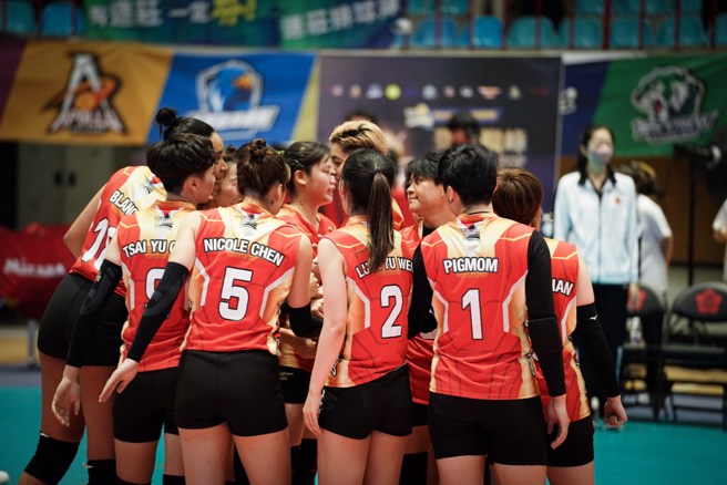 极速超跑球员围在场中庆祝胜利。(中华排协提供)