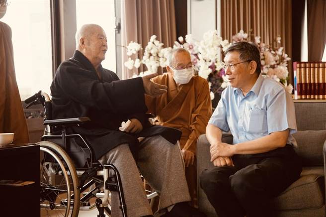 民眾党主席柯文哲（右）11日在脸书追忆佛光山开山星云大师。（摘自柯文哲脸书／林瑞益高雄传真）