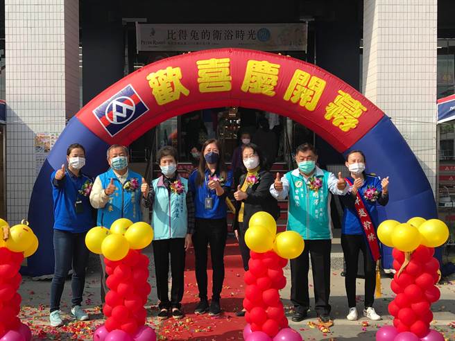 高市经发局招商全联投资进驻兴达港市场，今（11）开幕由全联营业部南高处副处长梁又霁、经发局专委林玉霞及崎漏里长邱美丽等贵宾共同剪彩。（柯宗纬翻摄）