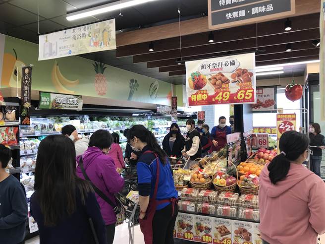 全联茄萣民族店开幕祭出满千送百、限量100份金针菇1元等优惠活动，吸引民眾涌入消费，人潮满满。（柯宗纬翻摄）