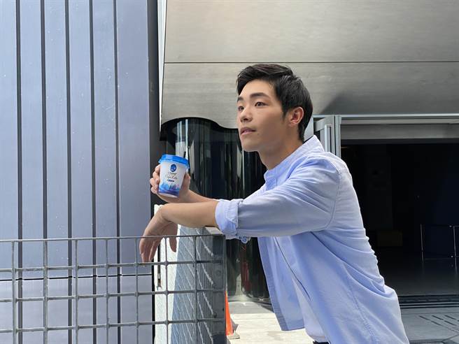 牧森接拍咖啡广告。（周子娱乐提供）