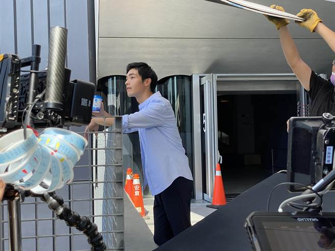 牧森拍咖啡广告靠音乐进入角色。（周子娱乐提供）