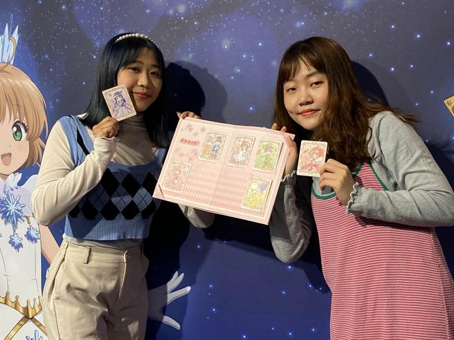 「库洛魔法使闪耀派对」在新光三越中港店登场，主办单位也推出50款台中快闪店抢先推出的周边商品，消费满额就送限量卡套和精美卡牌。（冯惠宜摄）