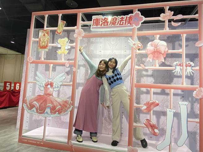 「库洛魔法使闪耀派对」现场展示「25年限定战斗服拍照造景」以及精致「透明牌拍照墙」让粉丝化身拥有神奇力量的透明牌。（冯惠宜摄）