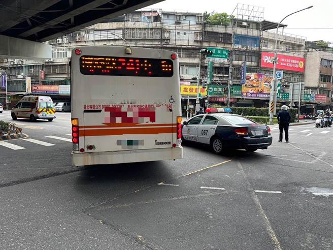 新北市中和区公车左转时不慎擦撞行人，警消获报前往救援。（警方提供）