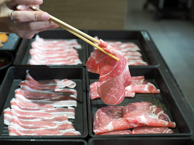 有男子在路边一处废墟发现「巨型牛五花」，分享在网路后引起网友纷纷讨论喊饿。（示意图/shutterstock）