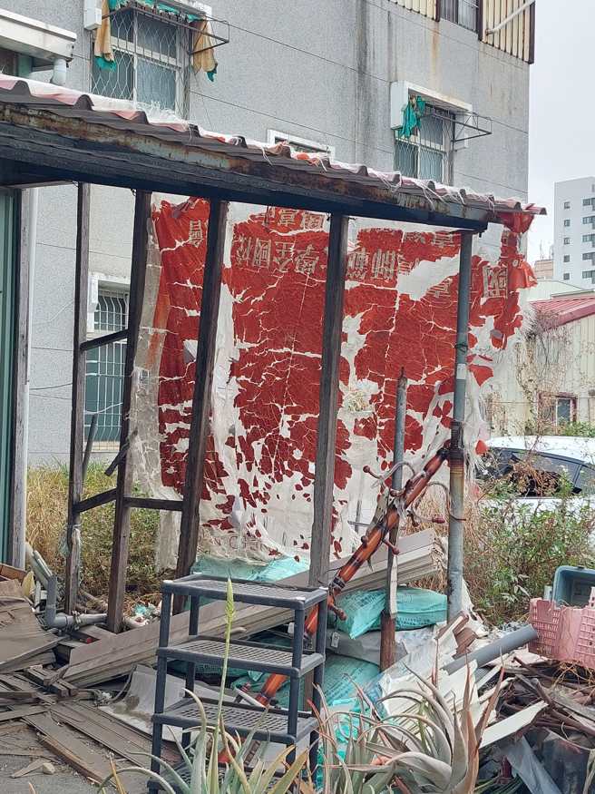 有男子在路边一处废墟发现「巨型牛五花」，分享在网路后引起网友纷纷讨论喊饿。（翻摄自脸书路上观察学院）