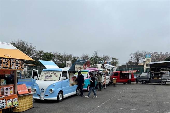 大甲城公益募款音乐园游会今在大甲体育场登场，出动17辆各具特色之胖卡餐车。（主办单位提供／陈淑娥台中传真）