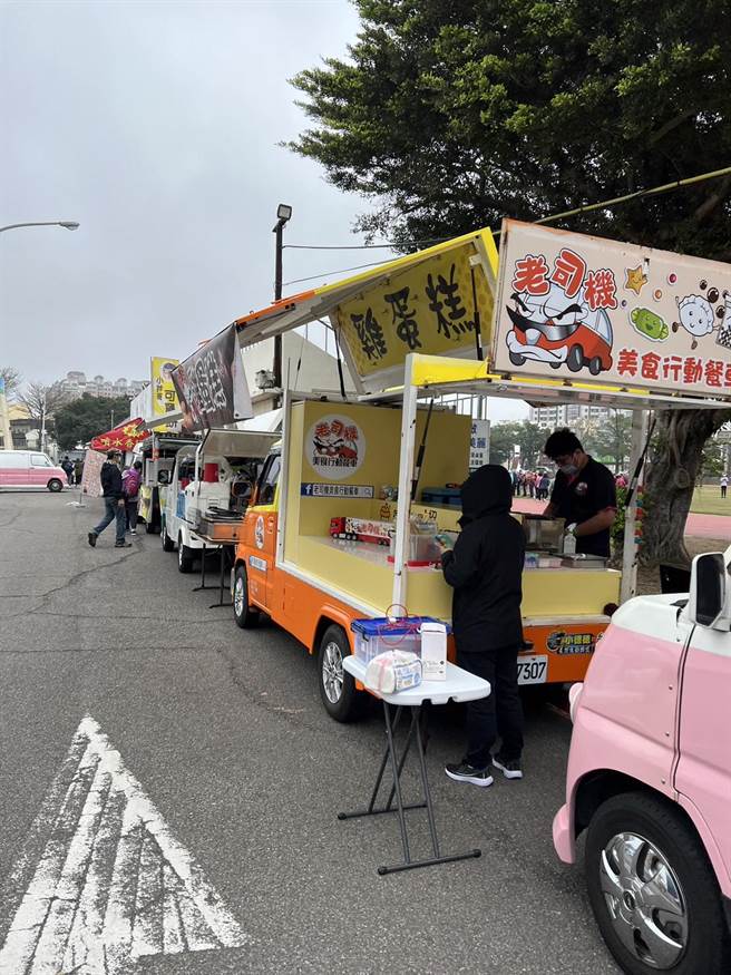 大甲城公益募款音乐园游会今在大甲体育场登场，出动17辆各具特色之胖卡餐车。（主办单位提供／陈淑娥台中传真）