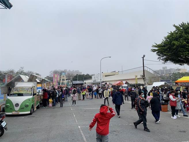 大甲城公益募款音乐园游会今在大甲体育场登场，出动17辆各具特色之胖卡餐车。（主办单位提供／陈淑娥台中传真）