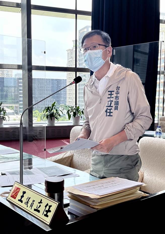 台中市议员王立任建议，台中市政府教育局应跟进「代理教师全年聘期」政策，并制定相关政策，落实「同工同酬」。(王立任提供)